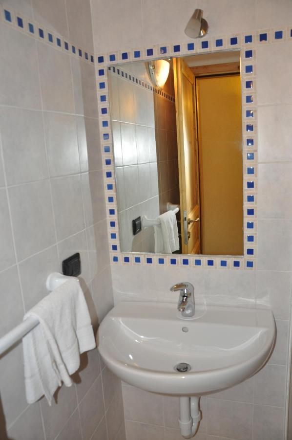 Locanda Dl'Angel Villar San Costanzo Bagian luar foto